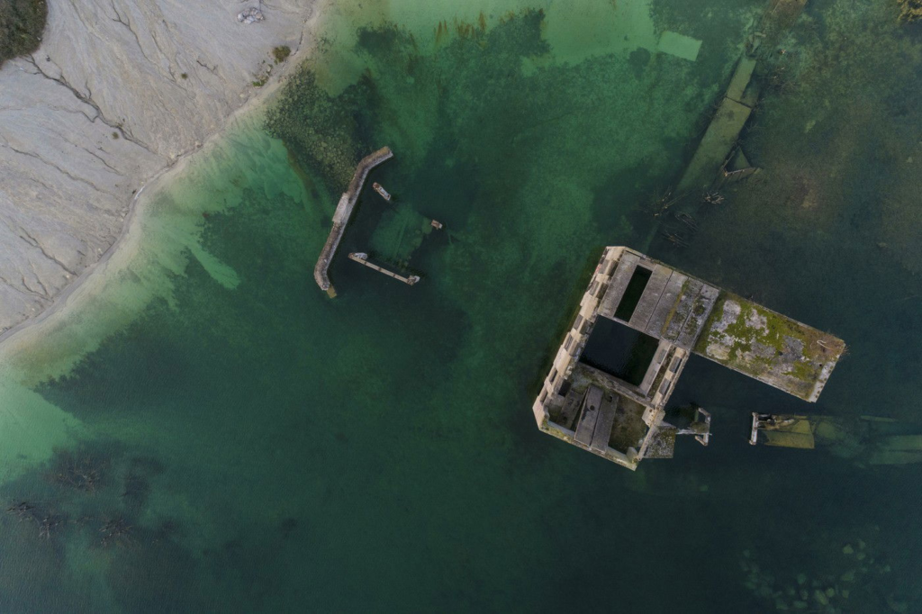 Researchers Discover Over 40 Mysterious Circular Formations at the Bottom of the Lake: Unveiling the Enigma